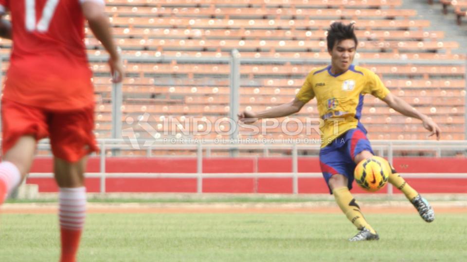 Pemain tengah Barito Putera Paulo Sitanggang (kanan) melepaskan tendangan ke arah gawang Persija Jakarta pada laga uji coba di Stadion Utama Gelora Bung Karno (SUGBK) Senayan, Jakarta, Rabu (4/2/15).